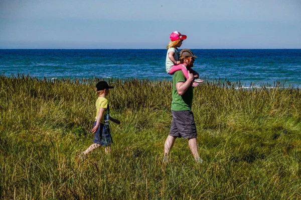 デンマークのヒルト人男は子供たちと一緒に歩道を歩く — ストック写真