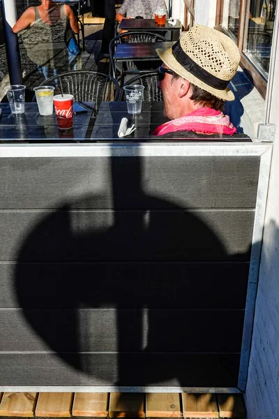 Hirtshals Dinamarca Homem Senta Restaurante Livre Usando Chapéu Que Espelhado — Fotografia de Stock