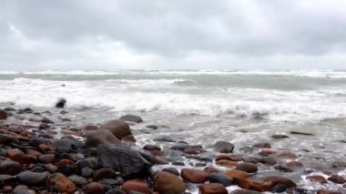 Hirtshals, Danimarka, dalgalar kayalara çarpar