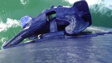 Bir geminin pruvasında çapa