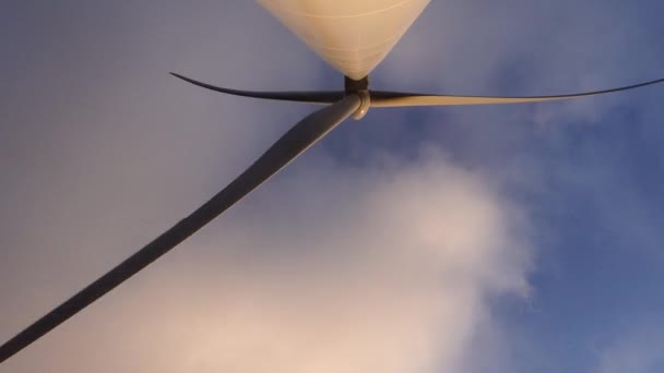 Hirtshals Danimarka Rüzgarda Dönen Bir Rüzgar Türbini — Stok video