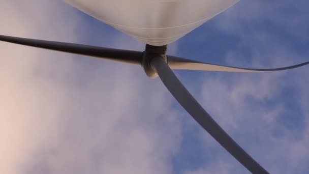 Hirtshals Dinamarca Aerogenerador Girando Viento — Vídeo de stock