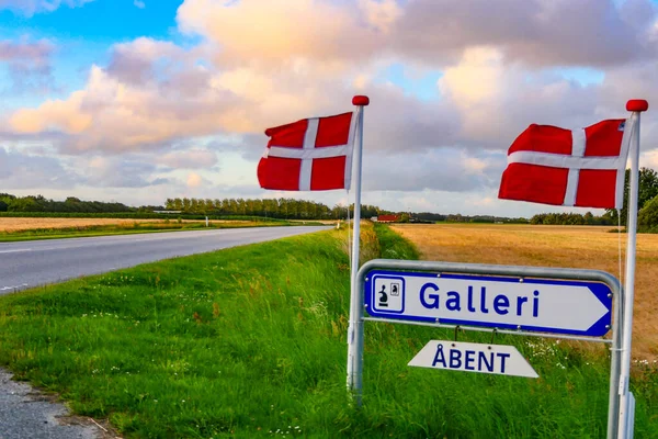 Hirtshals Dinamarca Sinal Uma Estrada Rural Apontando Para Uma Galeria — Fotografia de Stock