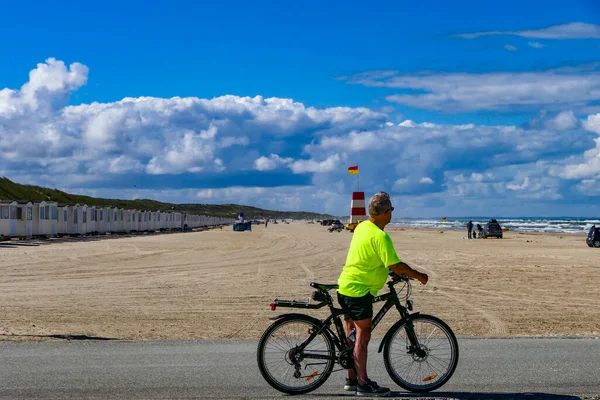 Lokken Danmark Man Med Cykel Stranden — Stockfoto