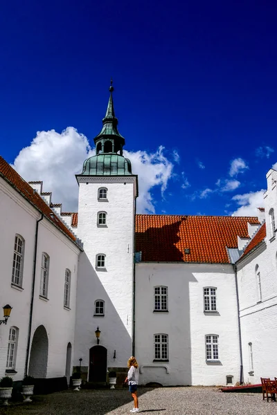 Kokkedal Slot Denmark Seorang Turis Mengunjungi Dasar Kastil — Stok Foto