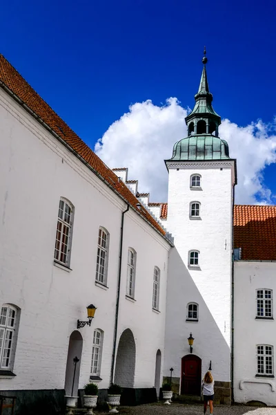 Kokkedal Slot Denmark Seorang Turis Mengunjungi Dasar Kastil — Stok Foto