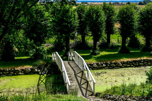 Kokkedal Slot Dänemark Ein Kleiner Gartenweg Über Einen Wassergraben Einem — Stockfoto