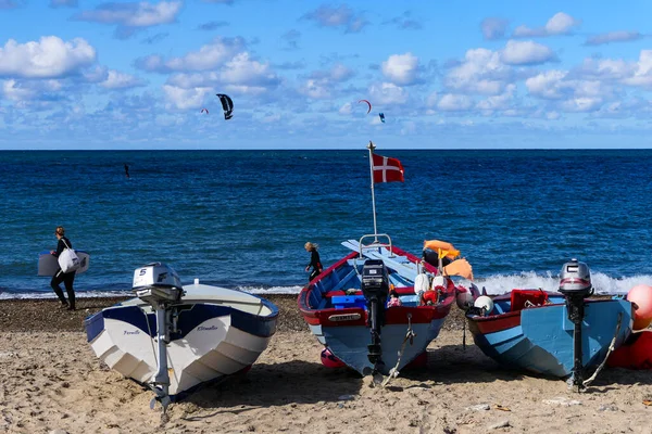 Klitmoller Dänemark Kleine Boote Strand Und Kitesurfer — Stockfoto