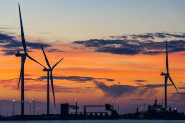 Hirtshals, Danimarka Liman bölgesi ve rüzgar türbinleri gece görüşü.