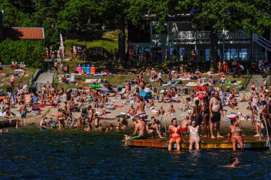 Stockholm, İsveç Covid-19 salgınına rağmen yazın çok yoğun bir Solviksbadet.