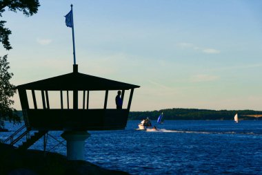 Stockholm, İsveç 'te Saltsjobaden' in varoşlarında küçük bir gözcü platformunda duran bir adam körfeze bakıyor..