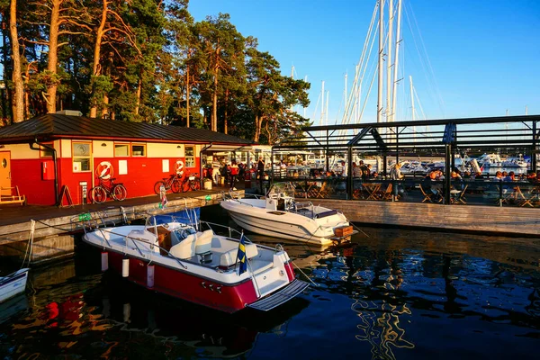 Estocolmo Suecia Personas Barcos Restaurante Junto Agua Suburbio Saltsjobaden —  Fotos de Stock
