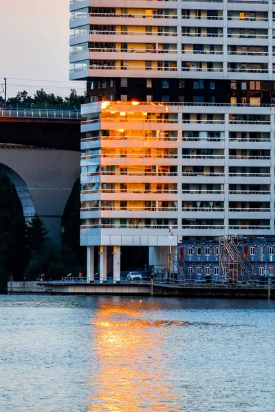 Стокгольм Швеция Звено Заходящего Солнца Светит Здание Микрорайоне Jeholmskajen — стоковое фото
