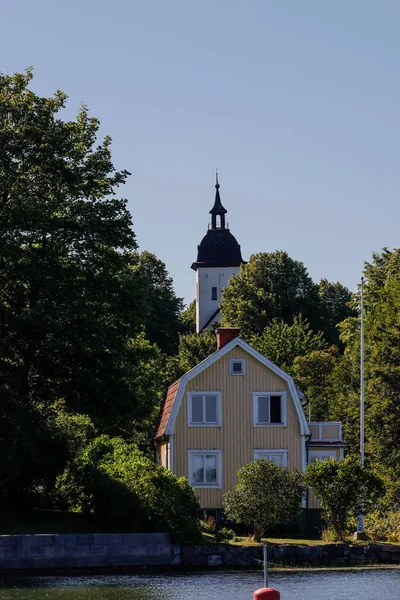 瑞典斯德哥尔摩的土拨鼠教堂和Faringso岛上的房子 — 图库照片