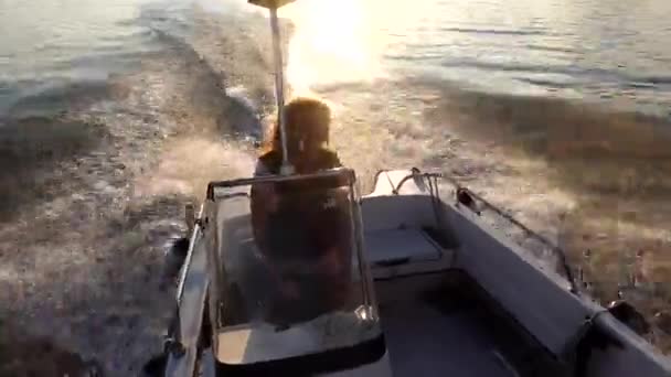 Stockholm Zweden Woman Drive Motorboot Sunset Lake Malaren — Stockvideo