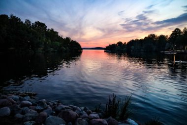 Stockholm, İsveç batan güneş ve Malaren Gölü 'nde Vinterviken olarak bilinen bir şehir parkı..