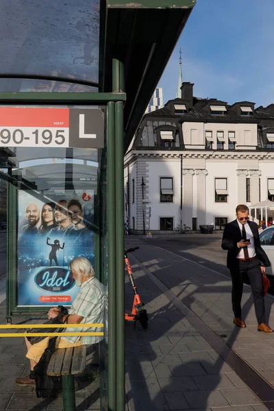 Stockholm Sweden Candid Shot Senior Man Bus Stop Juxtaposed Advrtisment — Stock Photo, Image