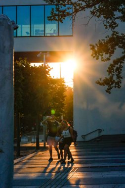 Stockholm, İsveç Yayaları Kraliyet Müzik Akademisi 'nin batan güneşinde.