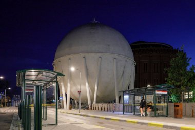Stockholm, İsveç Hjorthagen Mahallesi 'nde büyük bir benzin deposu ve otobüs durağı..