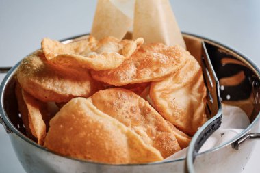 Taze ev yapımı Puri Hint ekmeği süzgeçte kurutuluyor..