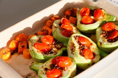 Havuç, terbiye ve domatesli tavada yuvarlak kabak..