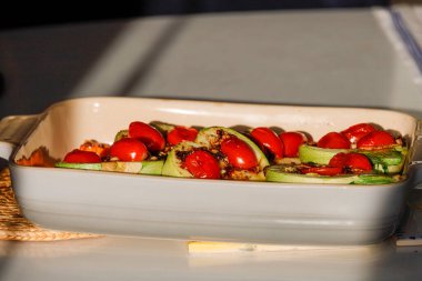 Havuç, terbiye ve domatesli tavada yuvarlak kabak..