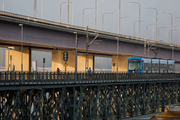 Stockholm Schweden Radfahrer Und Eine Straßenbahn Auf Der Lidingo Brücke — Stockfoto