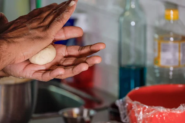 Seorang Pria Gulung Adonan Dapur Untuk Membuat Puri Roti India — Stok Foto