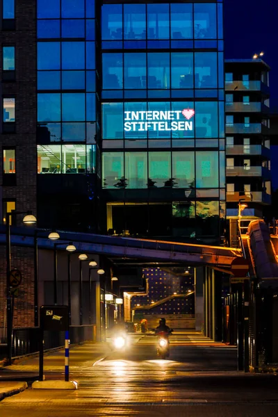 Stockholm Zweden Een Gebouw Nachts Hammarby Kaj Met Een Bord — Stockfoto