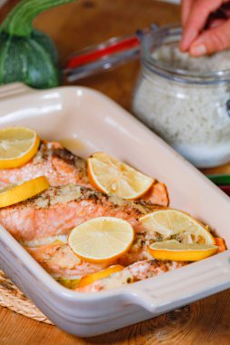 Limonlu fırında somon filetosu ve deniz tuzu..