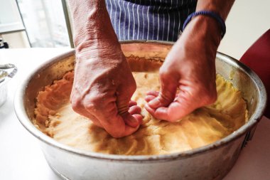 Bir kadın hamuru kiş şekline sokar.