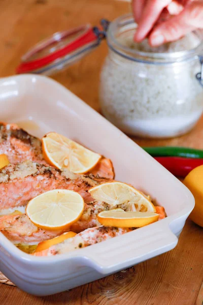 Filetes Salmão Prato Forno Com Limão Recipiente Sal Marinho — Fotografia de Stock