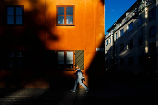 Stockholm Svédország Egy Fiatal Sétál Johannesgatan Mellett Erős Lenyugvó Napon — Stock Fotó