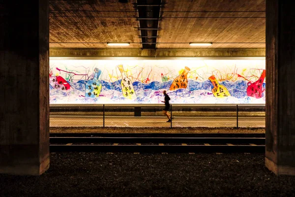 Estocolmo Suecia Los Peatones Pasaje Liljeholmen Obras Arte Llamado Mensaje — Foto de Stock