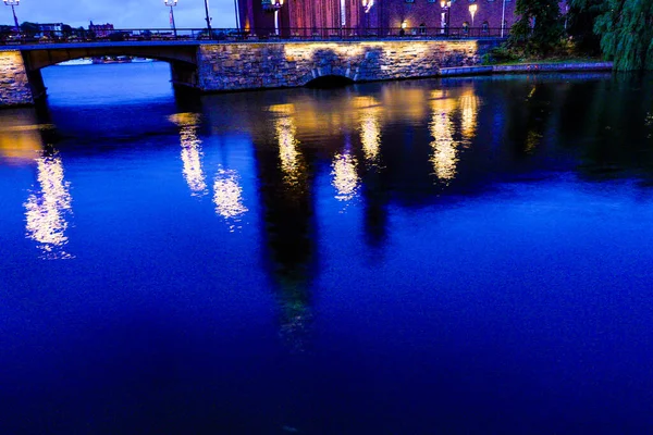 Estocolmo Suecia Reflejo Del Ayuntamiento Amanecer Agua — Foto de Stock