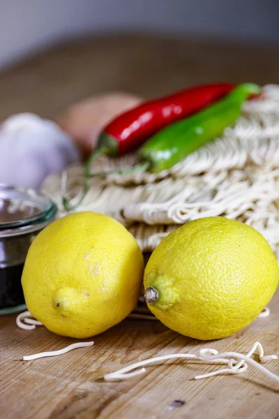 Kuru Erişte Biber Limon Sarımsak Soya Sosuyla Pişirilmeye Hazır — Stok fotoğraf