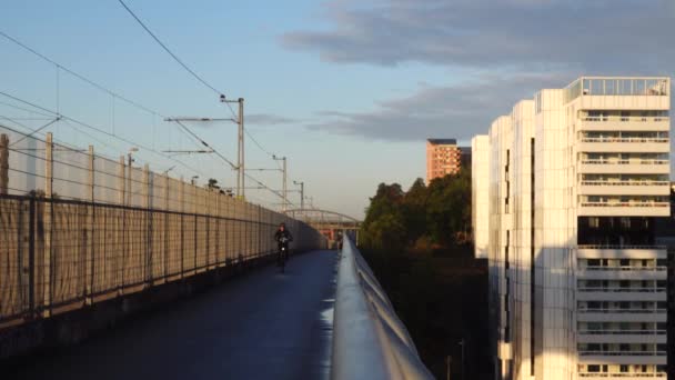 Estocolmo Suecia Septiembre 2020 Peatones Ciclistas Puente Arsta — Vídeos de Stock