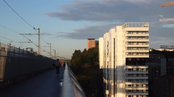 Estocolmo Suecia Septiembre 2020 Peatones Ciclistas Puente Arsta — Vídeos de Stock