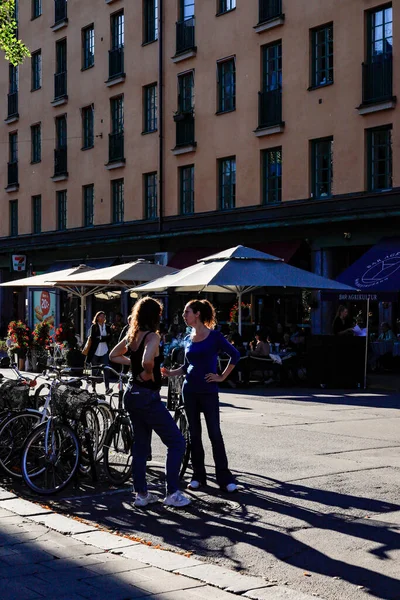 Stockholm Suède Deux Femmes Parlent Soleil Dans Quartier Nytorget Pendant — Photo