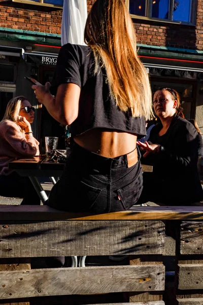 Estocolmo Suecia Gente Pasando Rato Sol Barrio Nytorget Durante Pandemia — Foto de Stock
