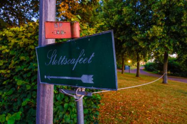 Stockholm, İsveç 2 Eylül 2020 şafak vakti Ulriksdals Slott ve bahçedeki Palace Cafe 'ye İsveççe giriş.