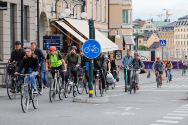 Stockholm, İsveçli bisikletliler Slussen 'da kırmızı ışıkta durdular..