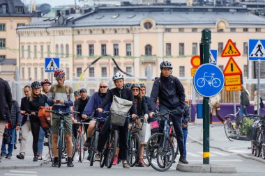 Stockholm, İsveçli bisikletliler Slussen 'da kırmızı ışıkta durdular..