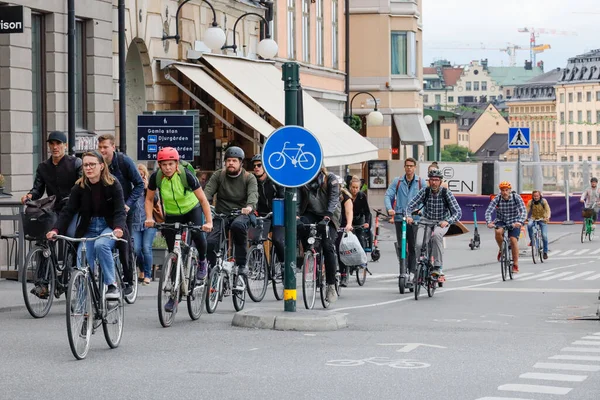 Sztokholm Szwecja Dojeżdżający Rowerami Zatrzymani Czerwonym Świetle Slussen — Zdjęcie stockowe