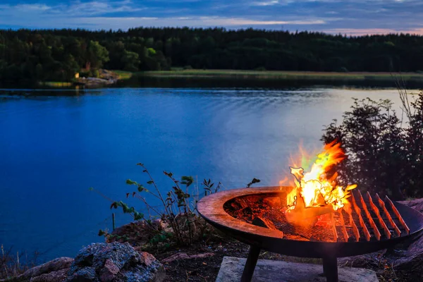 瑞典斯德哥尔摩马拉伦湖边的篝火 — 图库照片