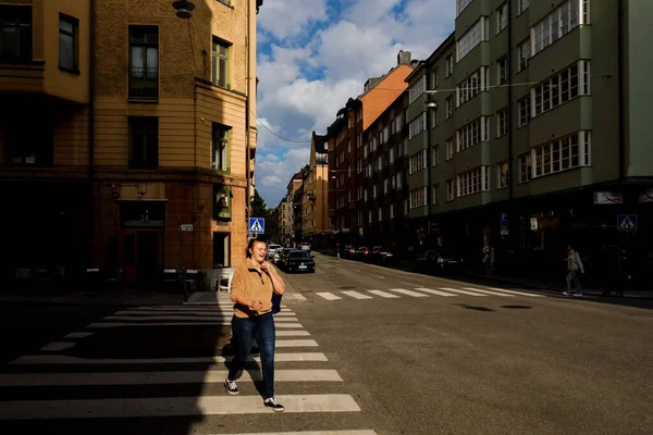 Stockholm Suède Une Femme Traverse Rue Vasastan Sur Surbrunnsgatan — Photo