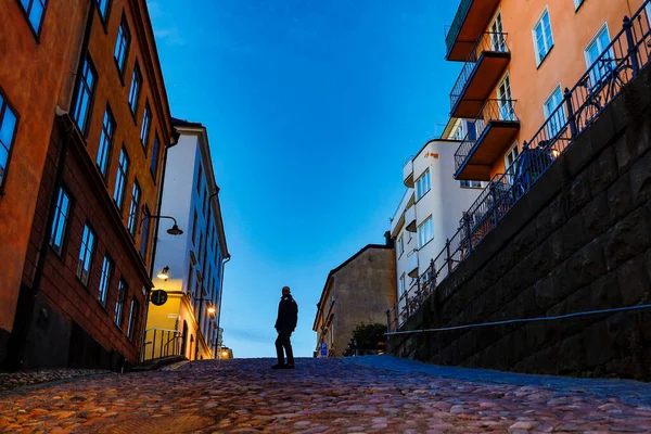 Estocolmo Suecia Hombre Caminando Por Histórico Bellmansgatan Por Mañana Temprano —  Fotos de Stock