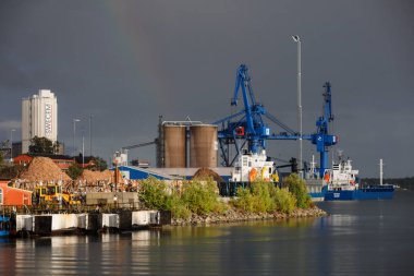 Oxelosund, İsveç Yağmurda ve gökkuşağında Oxelosund Limanı.