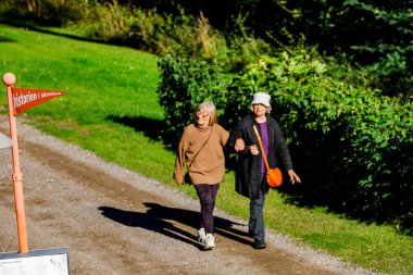 İsveç Nykoping. Sormland 'da Tarih yazan İsveççe bir bilgi levhasının yanından geçtiler..