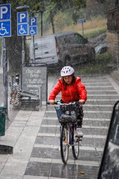 Oxelosund Szwecja Młody Rowerzysta Jedzie Ulewnym Deszczu — Zdjęcie stockowe